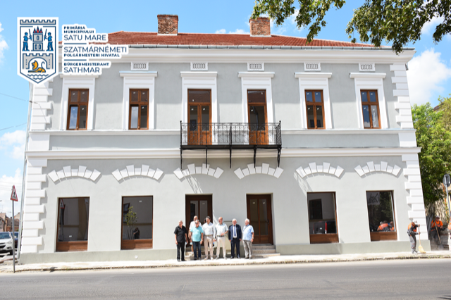 Galerie foto cu fațada după 15 ani. S-a finalizat reabilitarea “casei cu bârne”