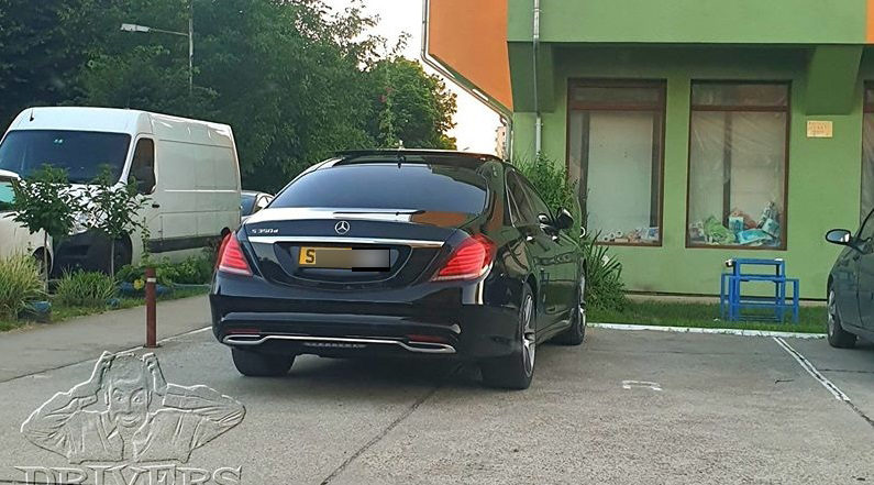 ”Stranierii” își dau în petec