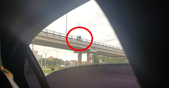 Pistolarii de pe pasarelă!