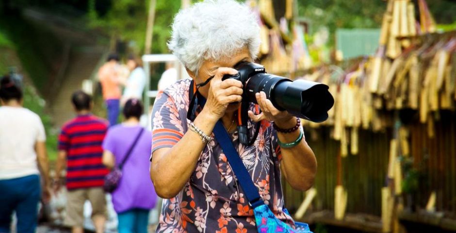 O bunică a fost obligată să șteargă poze cu nepoții publicate pe Facebook