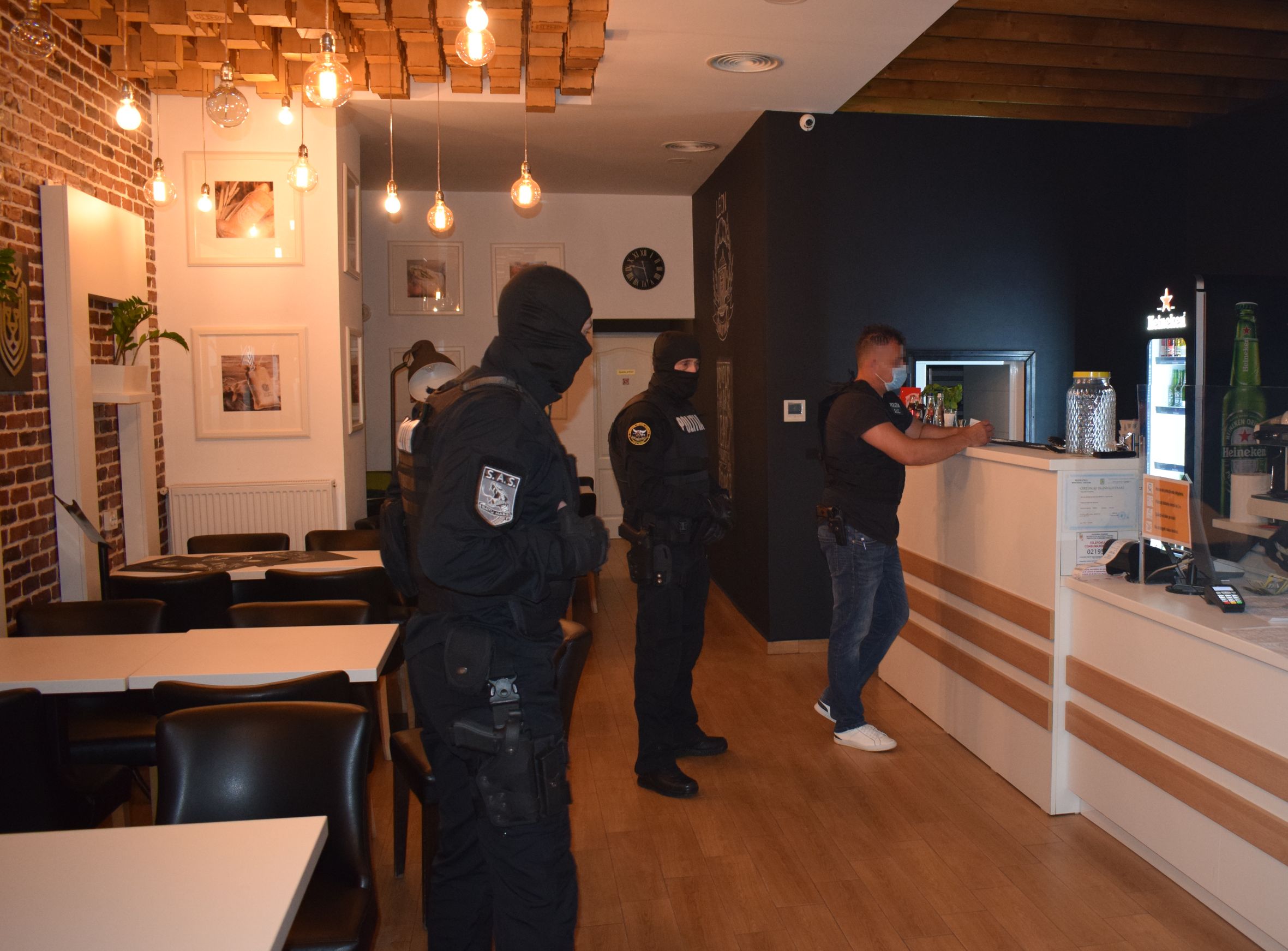 FOTOGALERIE. MASCAȚII au împânzit TOT ORAȘUL. Ce au CĂUTAT