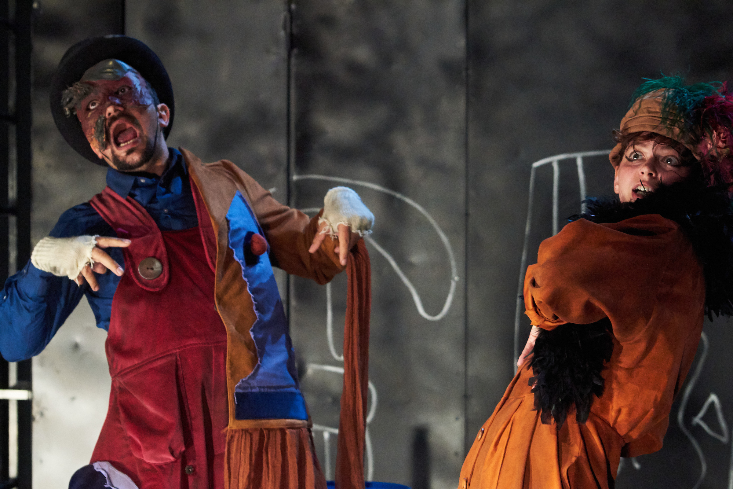 Un spectacol despre pornografia politică