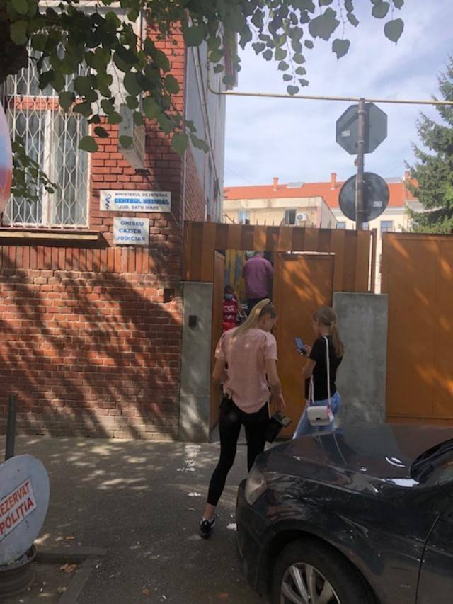 Îmbulzeală la cazier şi fără distanţare socială