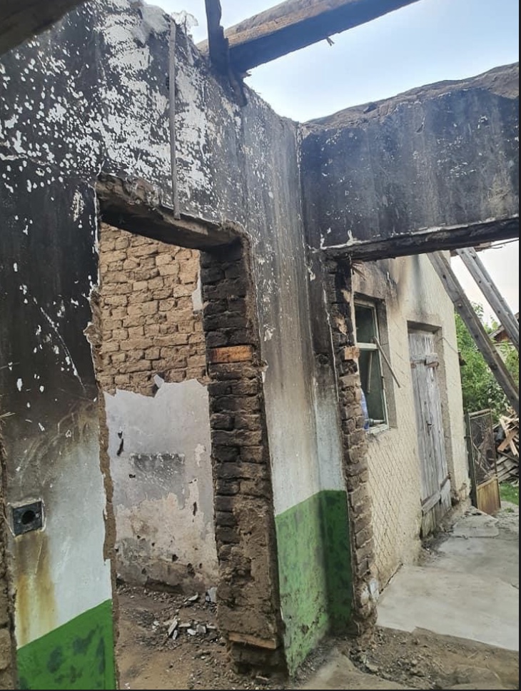 O familie a cărei casă a fost distrusă are nevoie de ajutorul nostru