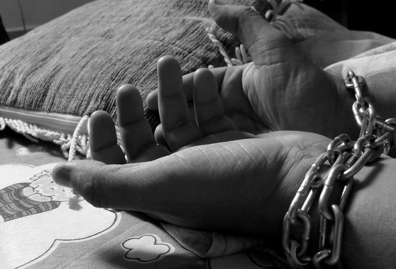 Sclavagism modern la Satu Mare. Un tânăr a fost ținut în garaj și supus la muncă forțată