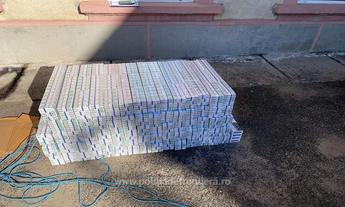 Cetăţean român prins când transporta 6.700 pachete țigări ascunse în tavanul dublu al unui microbuz