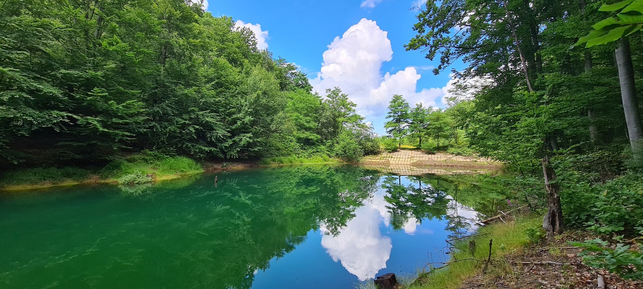 Lacul de Smarald de la Tarna Mare – minunăţia naturală de care puţină lume ştie, dar care odată descoperită îţi taie răsuflarea