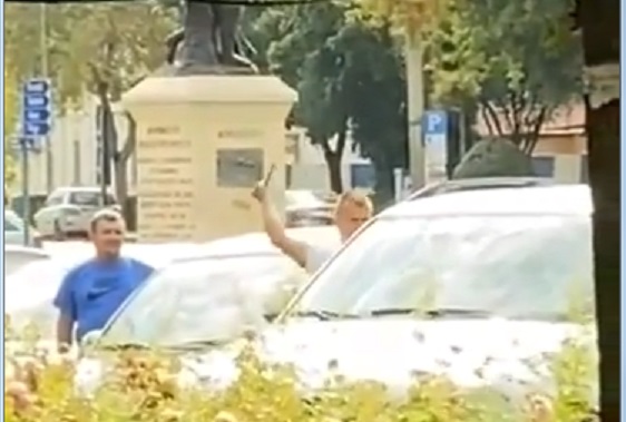 VIDEO. Scene INCREDIBILE în Centrul Sătmarului. Mașină ”ATACATĂ” cu un CUȚIT