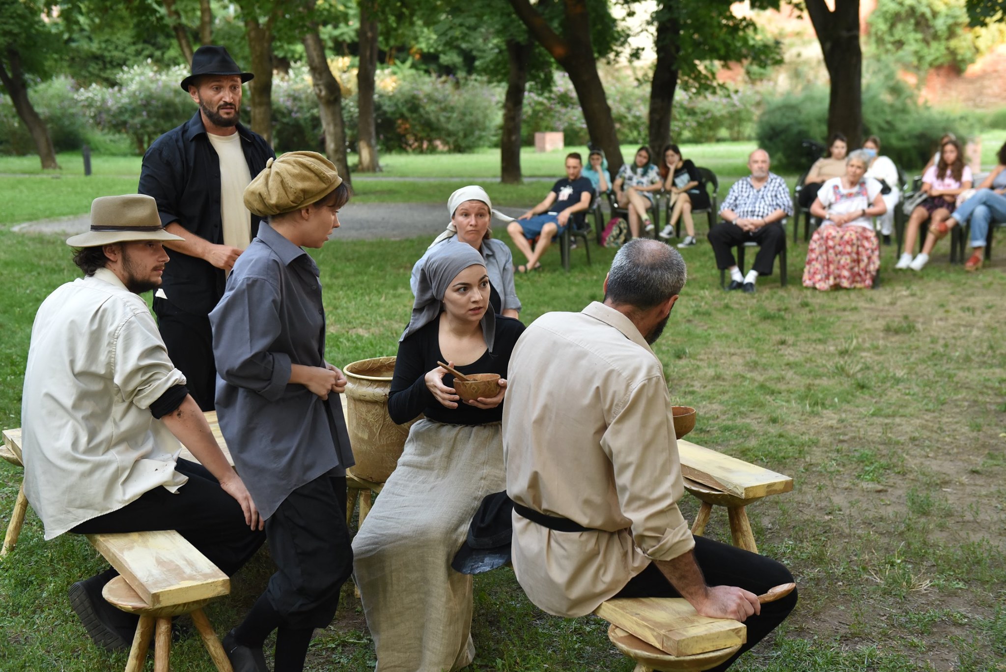 Spectacol de teatru Moromeții susținut de actori ai trupei Arcadia din Oradea, în Parcul din Carei