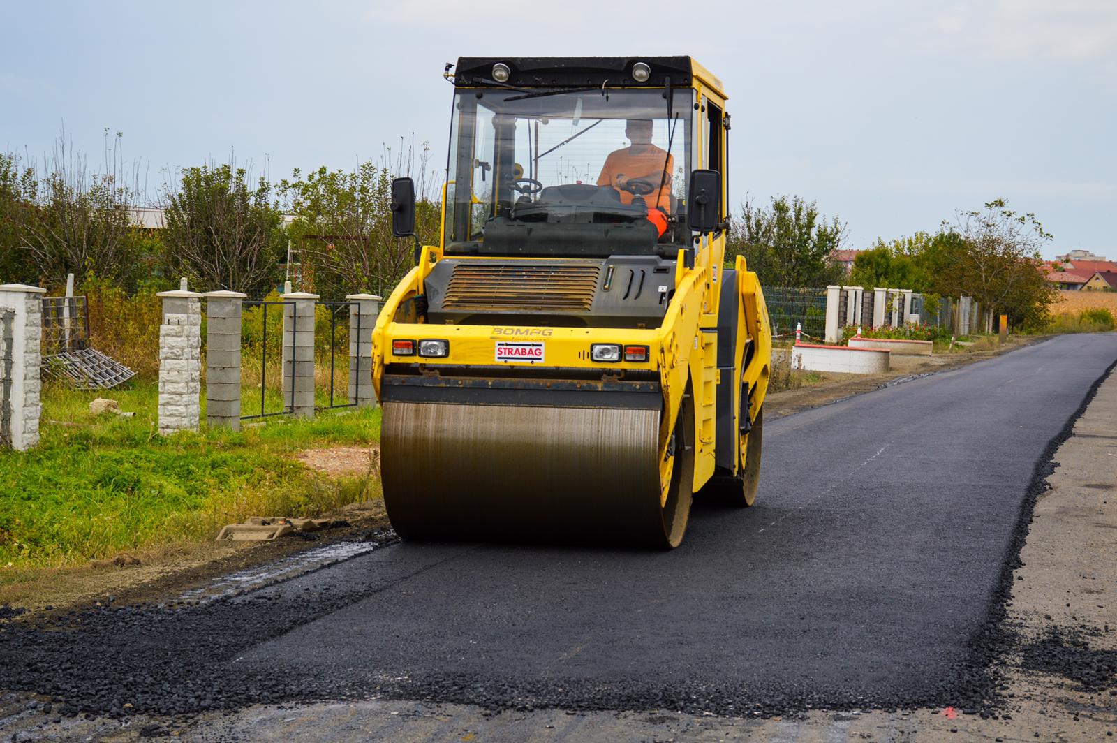 Primul strat de asfalt, turnat pe Autostrada Codrului