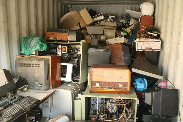 VIGILENȚĂ. 11 tone de deşeuri, constând în mobilă second hand şi electrocasnice, oprite la P.T.F. Petea