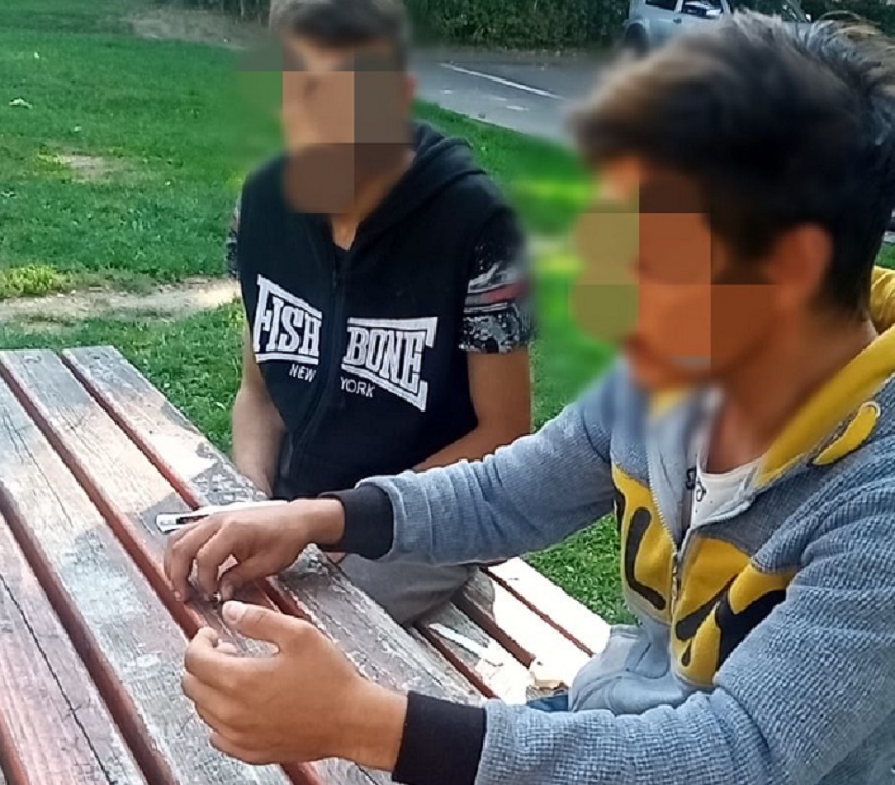 FOTO. NESIMȚIRE. Se DROGAU pe bancă-n parc. În văzul TUTUROR