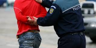 Hoț prins în casă chiar de proprietară