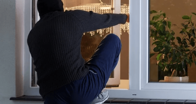 Hoț ghinionist, prins de proprietar în timp ce încerca să intre în casă