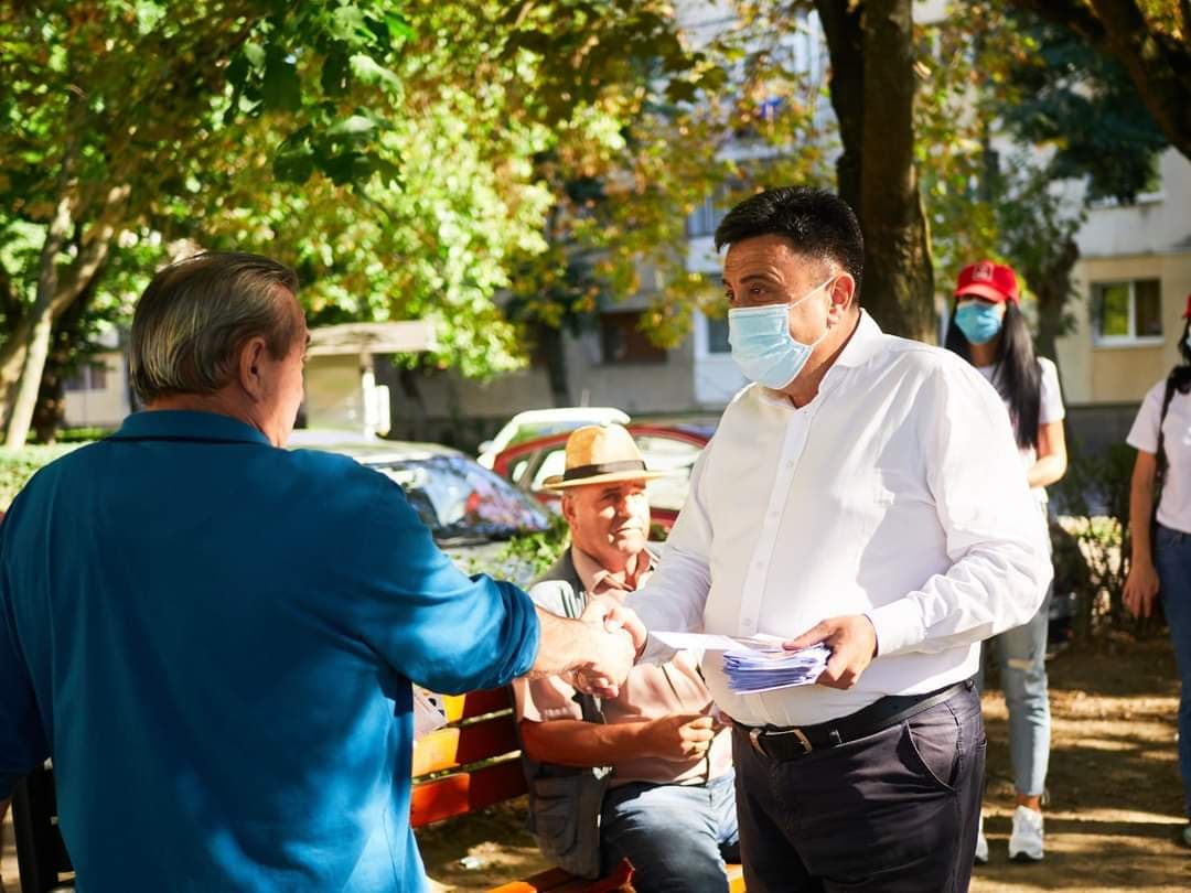 Radu Roca, primit cu simpatie de cetățenii cartierului Micro 16