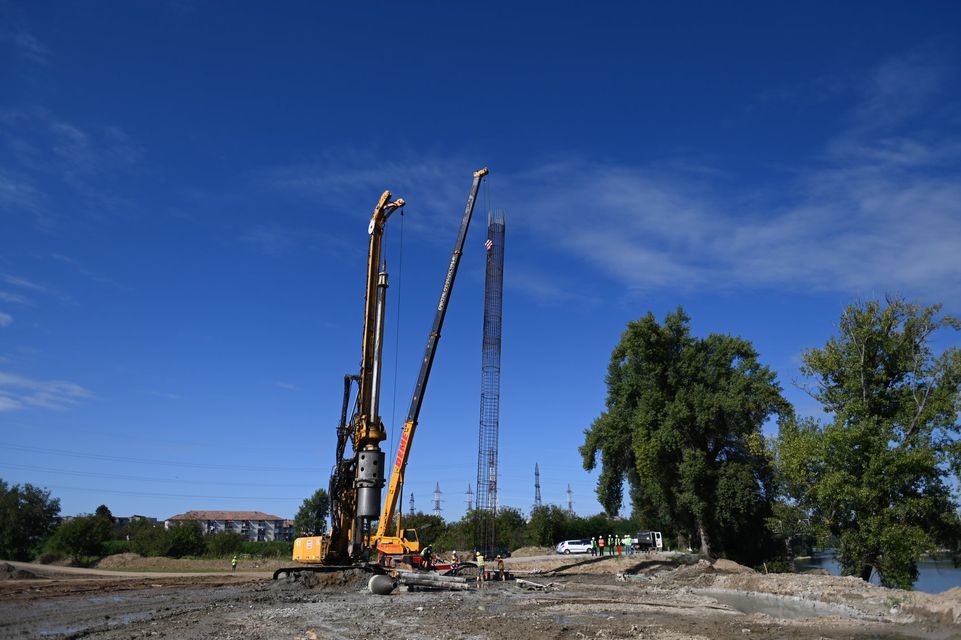 FOTO. Lucrările la AL TREILEA POD peste Someș avansează în ritm susținut. Imagini de pe ȘANTIER
