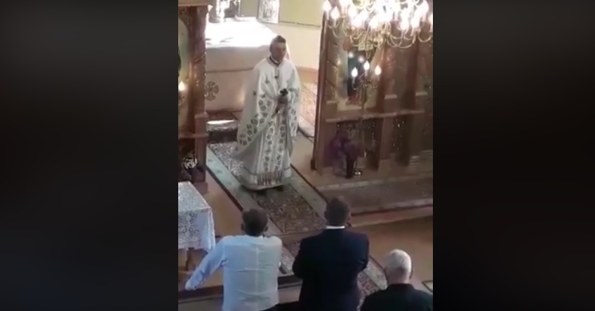 VIDEO/FOTO. Preotul din imagine încalcă astfel Hotărârea Sfântului Sinod și nu ține cont de îndemnul Înalt Preasfințitului Iustin Sigheteanul 