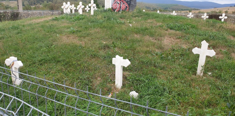Mai multe cruci ale ostaşilor români din cimitirul  memorial de la Socond au fost distruse