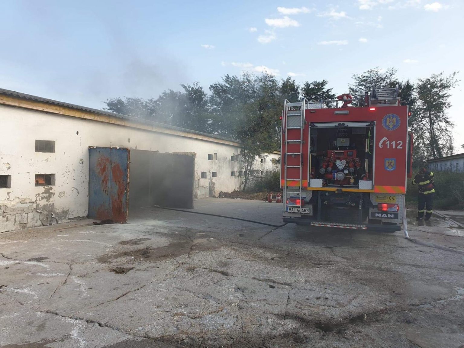 Pagubă. Incendiu la o hală pentru creșterea puilor! Luni dimineață a fost alertat ISU  Satu Mare