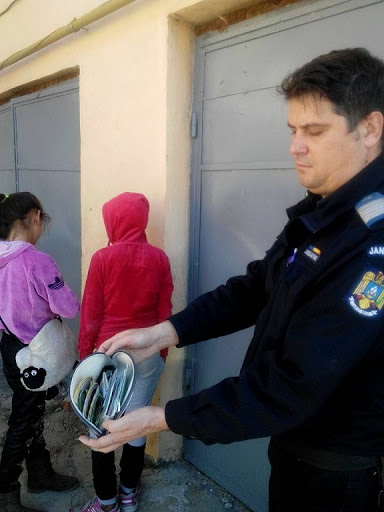 Hoațe de cosmetice prinse de un jandarm aflat în timpul liber