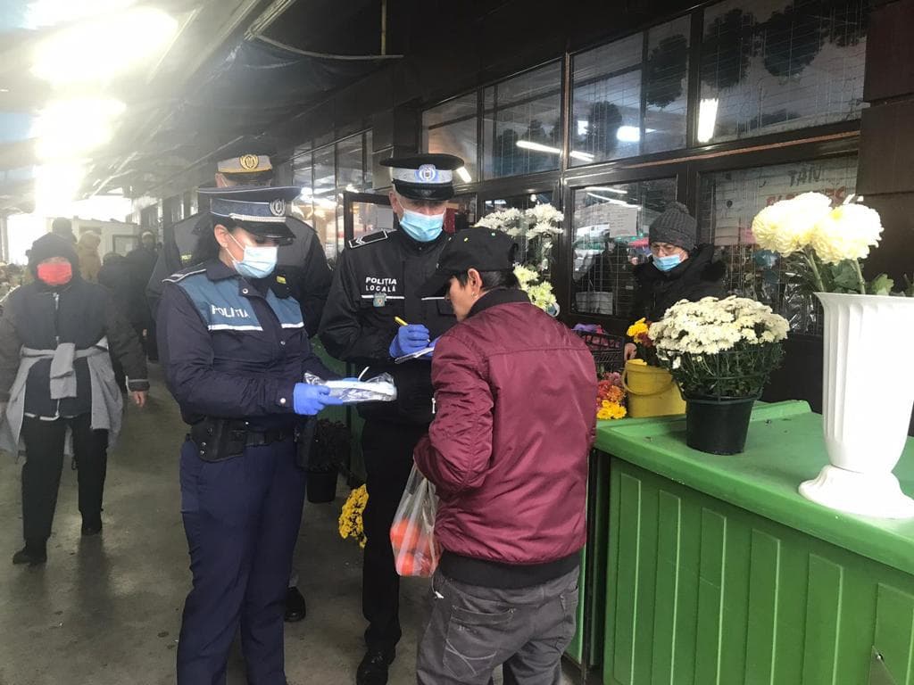 FOTOGALERIE. Sătmăreni, AMENDAȚI pentru că NU PURTAU mască. Polițiștii, ÎN CIVIL