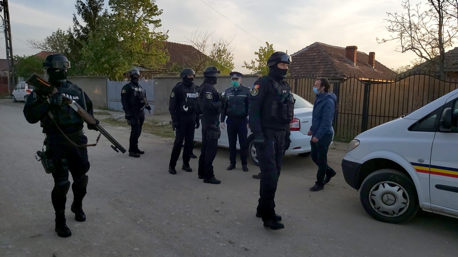 Razii de amploare cu mascați în județ. Infractor minor, prins