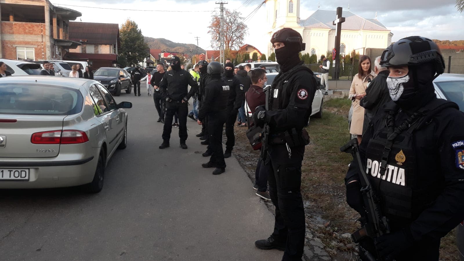 DESCINDERI Poliția, cu „mascații” în teren: razii în zonele cu risc de explozie infracțională din Satu Mare