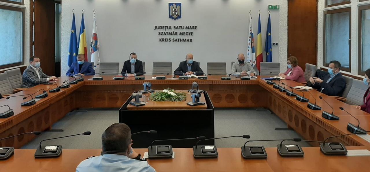 Masca ar putea devenii obligatorie în jurul școlilor