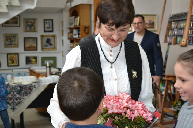 Salon de artă plastică sub semnul ferestrei