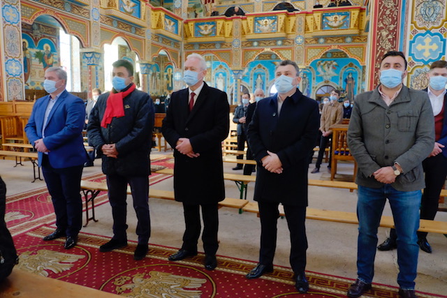 Radu Cristescu, Roca Radu și Ioan Tibil împreună cu echipa de campanie alături de turțeni în zi de sărbătoare