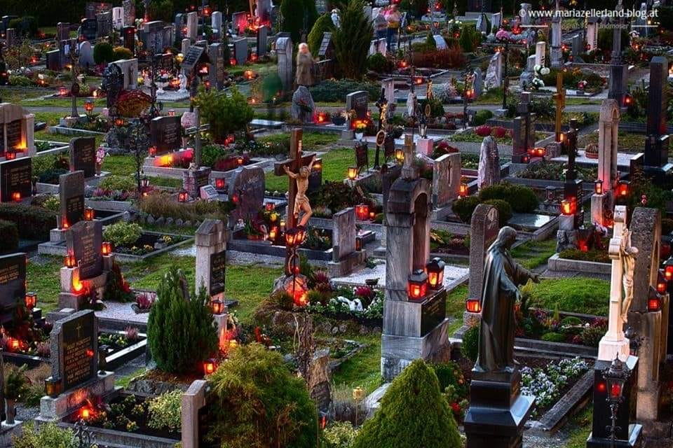 Morminte împodobite cu flori, coroane și candele de Luminaţii