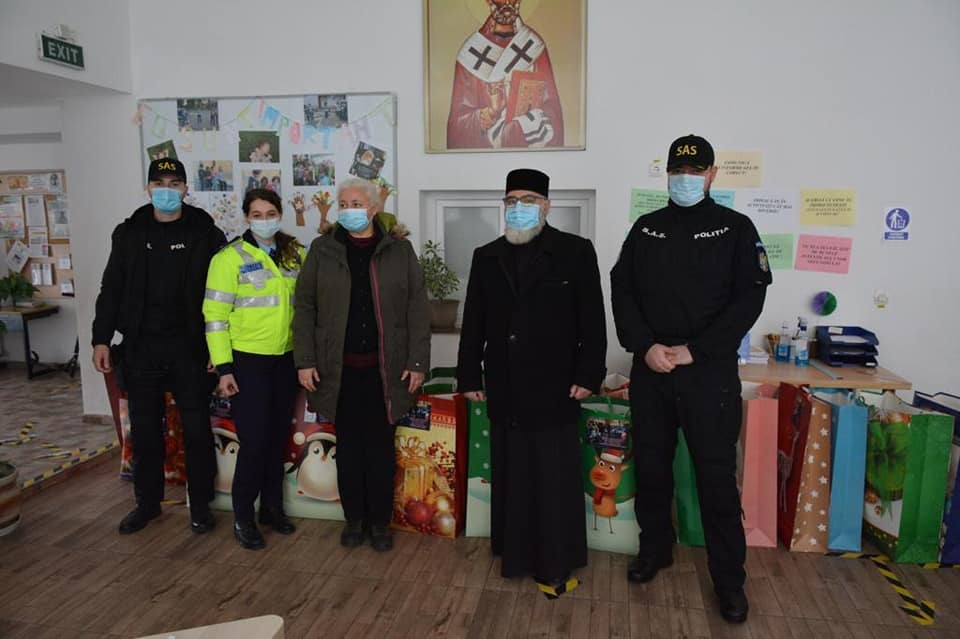 Poliţiştii sătmăreni, ajutoarele lui  Moş Nicolae