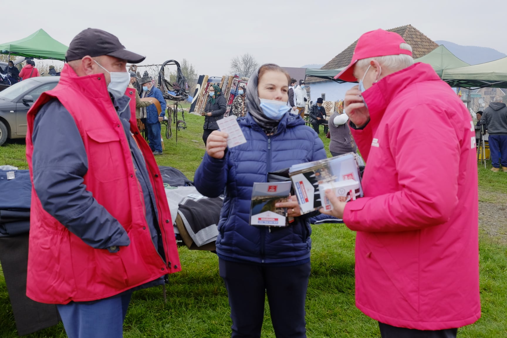 Ioan Tibil, în mijlocul oșenilor la târgul din Turț