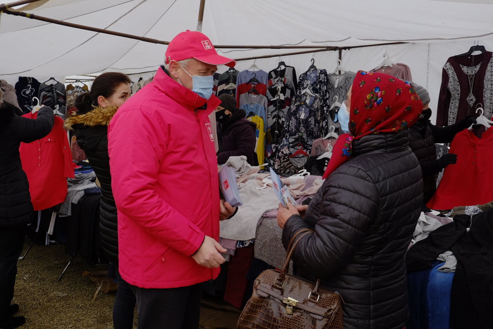 Ioan Tibil, de vorbă cu alegătorii în târgul de la Gherța Mică