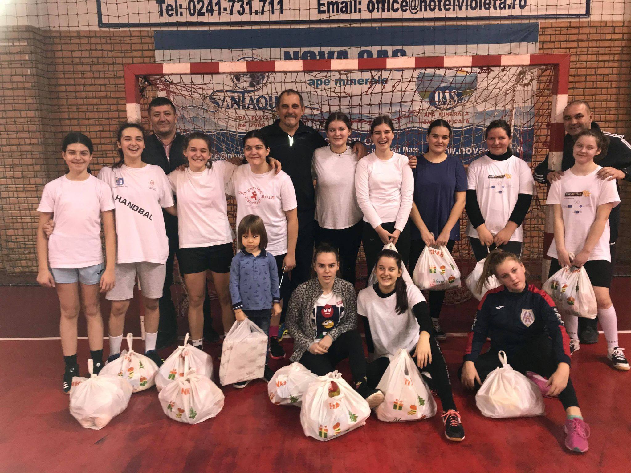 Handbal junioare. Moșul a venit cu cadouri și o convocare la Atletik Satu Mare