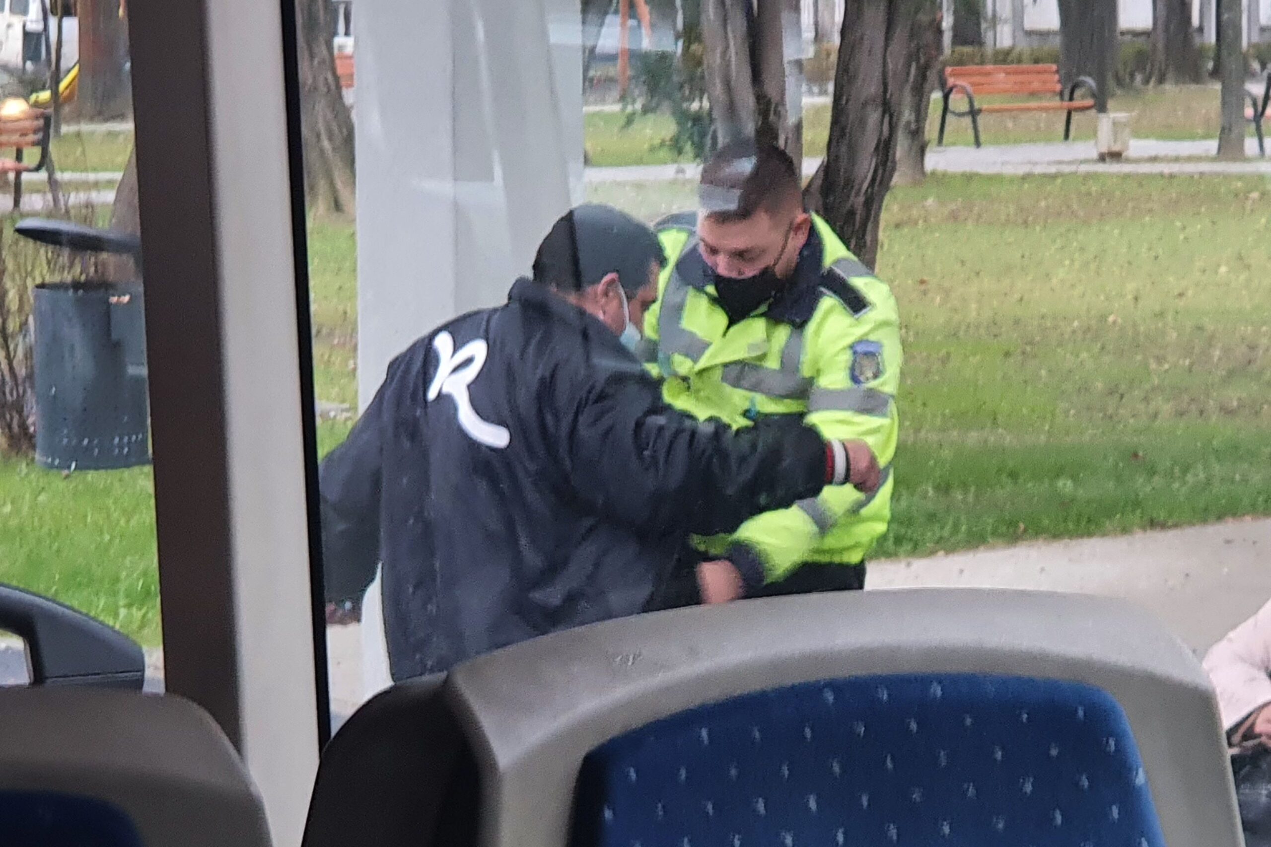 ATENŢIE! Un bărbat beat s-a dat drept controlor de bilete!