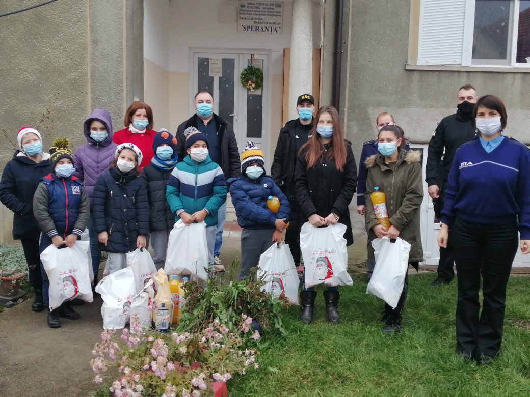 SPIRITUL CRĂCIUNULUI. Cadouri din partea polițitilor pentru copii și tinerii aflați în centrele de plasament