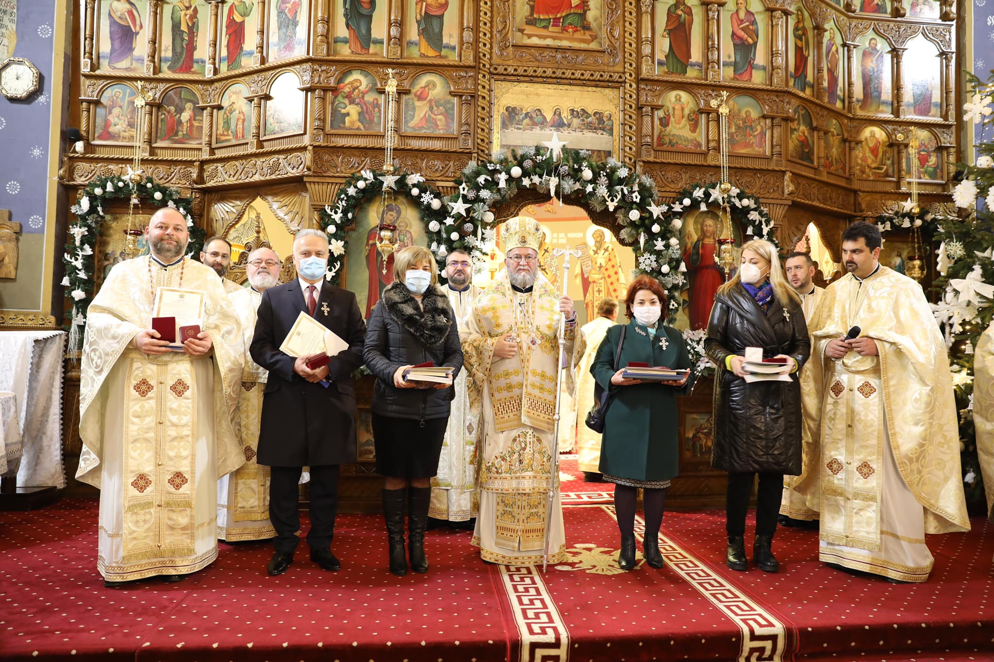 FOTOGALERIE. Distincții pentru medicii din linia întâi din partea Episcopiei