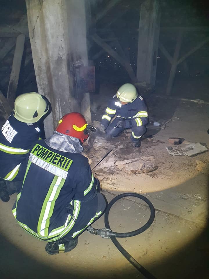 Incendiu la hornul unei case de locuit