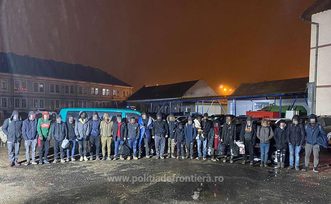 Călăuză reţinută pentru trafic de migranţi