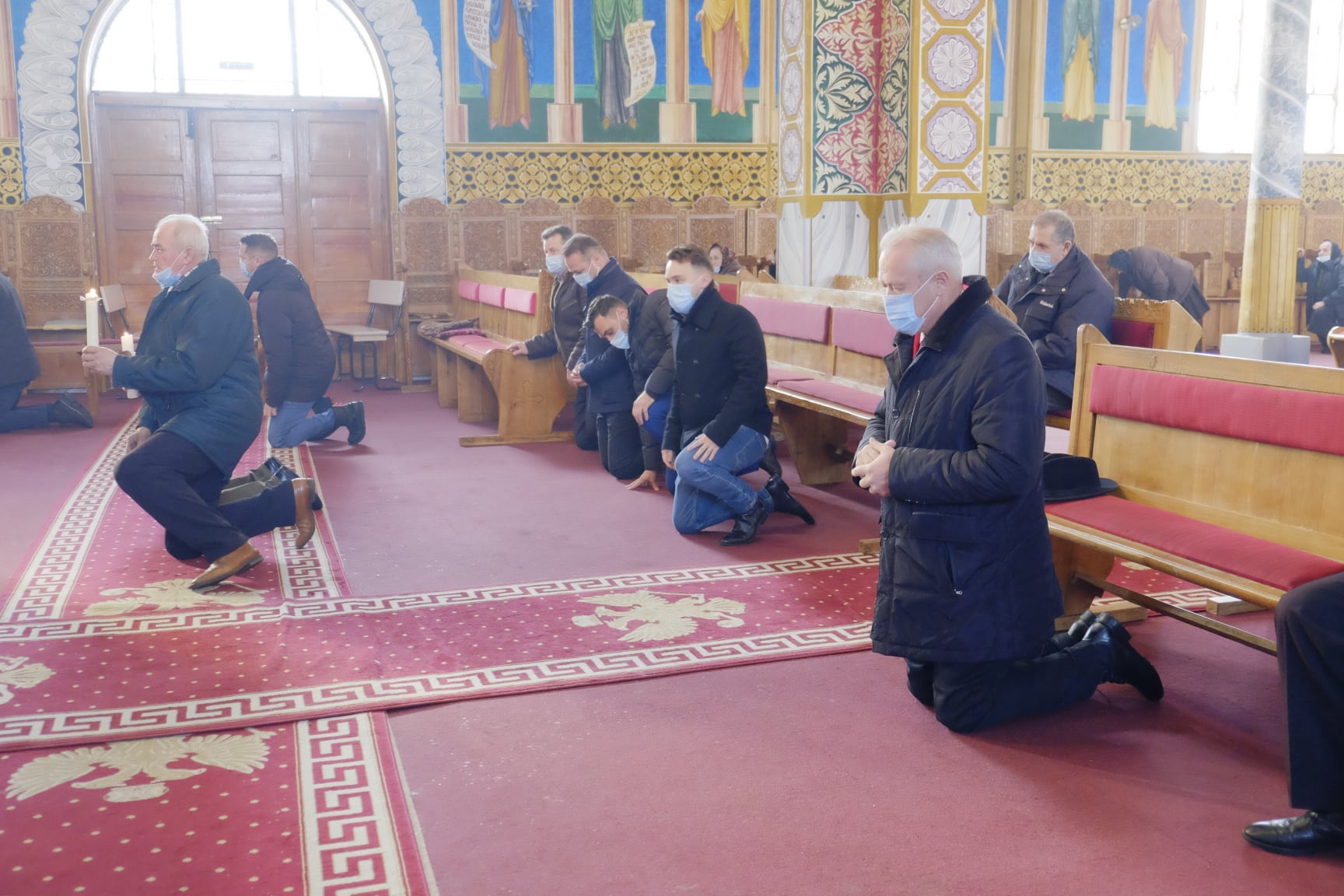 Ioan Tibil, în mijlocul credincioșilor din Călinești Oaș