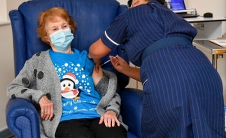 SPERANȚĂ: Cine e prima persoană vaccinată anti-COVID cu serul de la Pfizer/BioNtech?