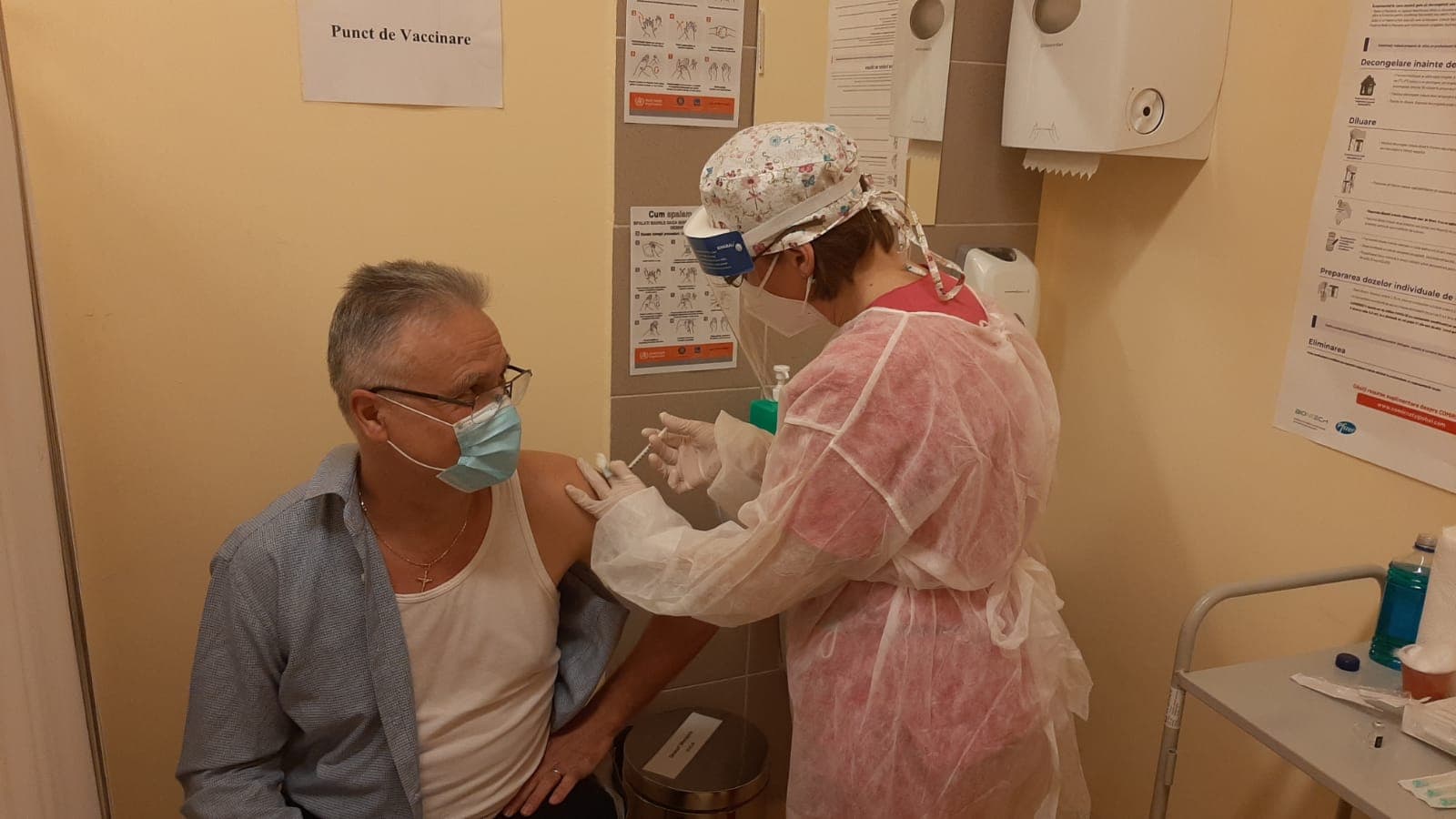 Doar 12.766 dintre noi s-au vaccinat. Adică 96 de persoane dintre o sută de oameni pe lângă care trecem sunt o posibilă sursă de infectare.