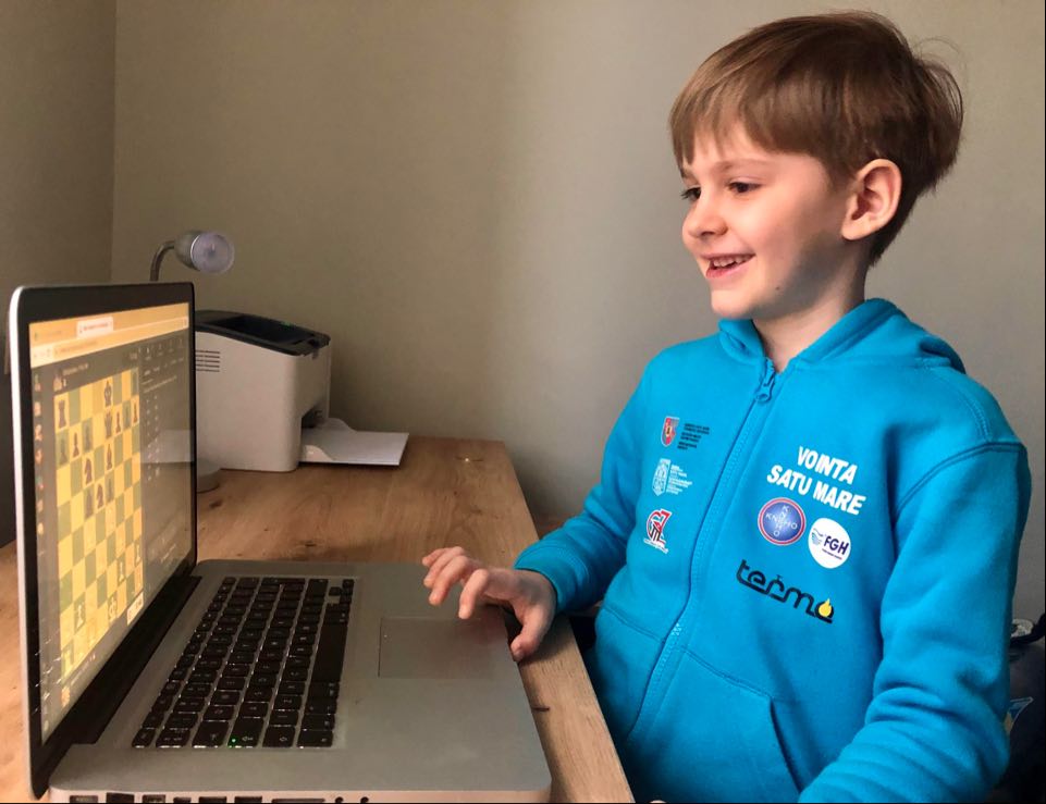 PERFORMANȚĂ! La nici 7 ani, KOVACS BALAZS e în finala Campionatului Național U 10 de ȘAH-ONLINE!