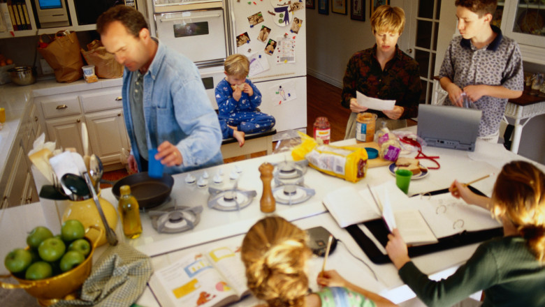 De ce unii membri ai familiei fac COVID și alții nu, deși stau în aceeași casă? Explicația medicului