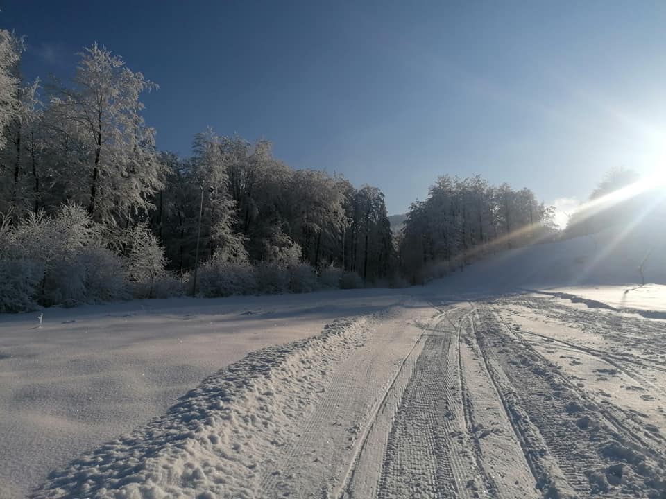 Luna Șes 2021! Imagini superbe, pârtie inaugurată doar de săniuțe și snowmobile! Schiorii mai au de așteptat!