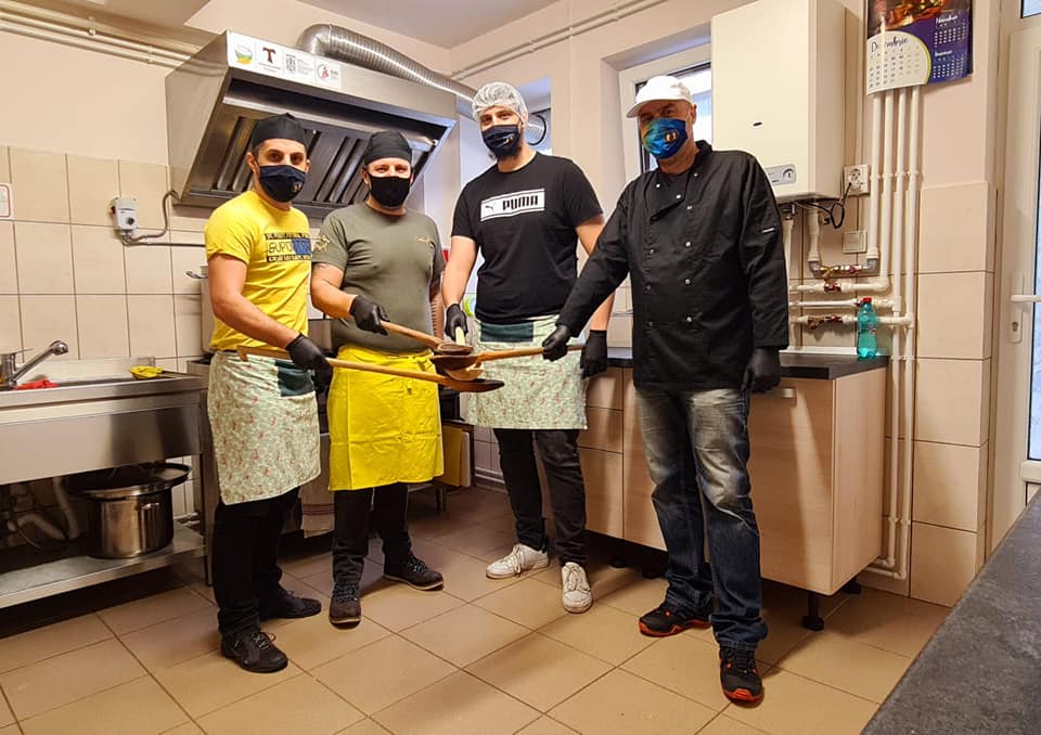 Voluntarii Olimpiei au gătit pentru nevoiași