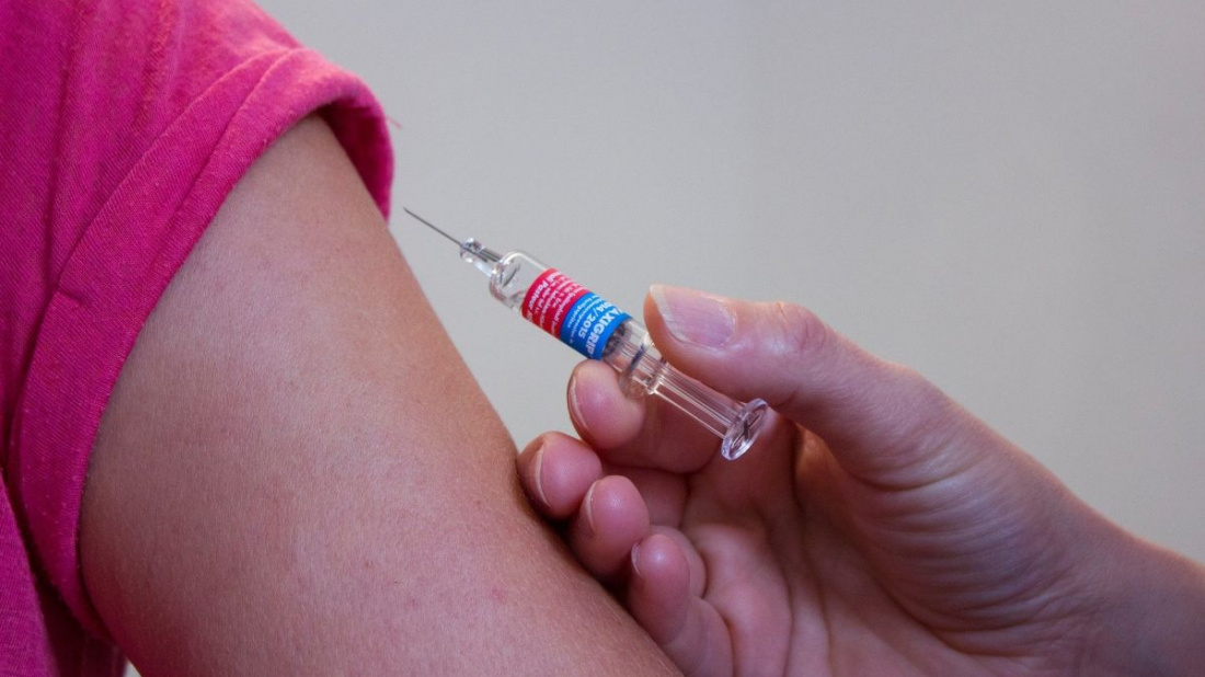Depistați pozitiv cu COVID-19 la două zile după vaccinare