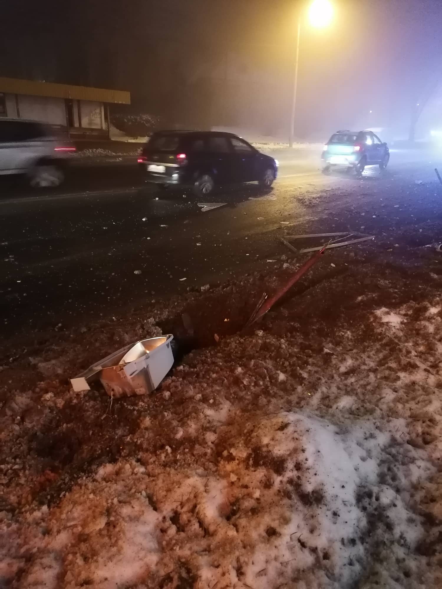 VIDEO- Accident SPECTACULOS pe Botizului, lângă Penny! Un șofer grăbit a derapat și a ”RAS”  un stâlp de iluminat public !
