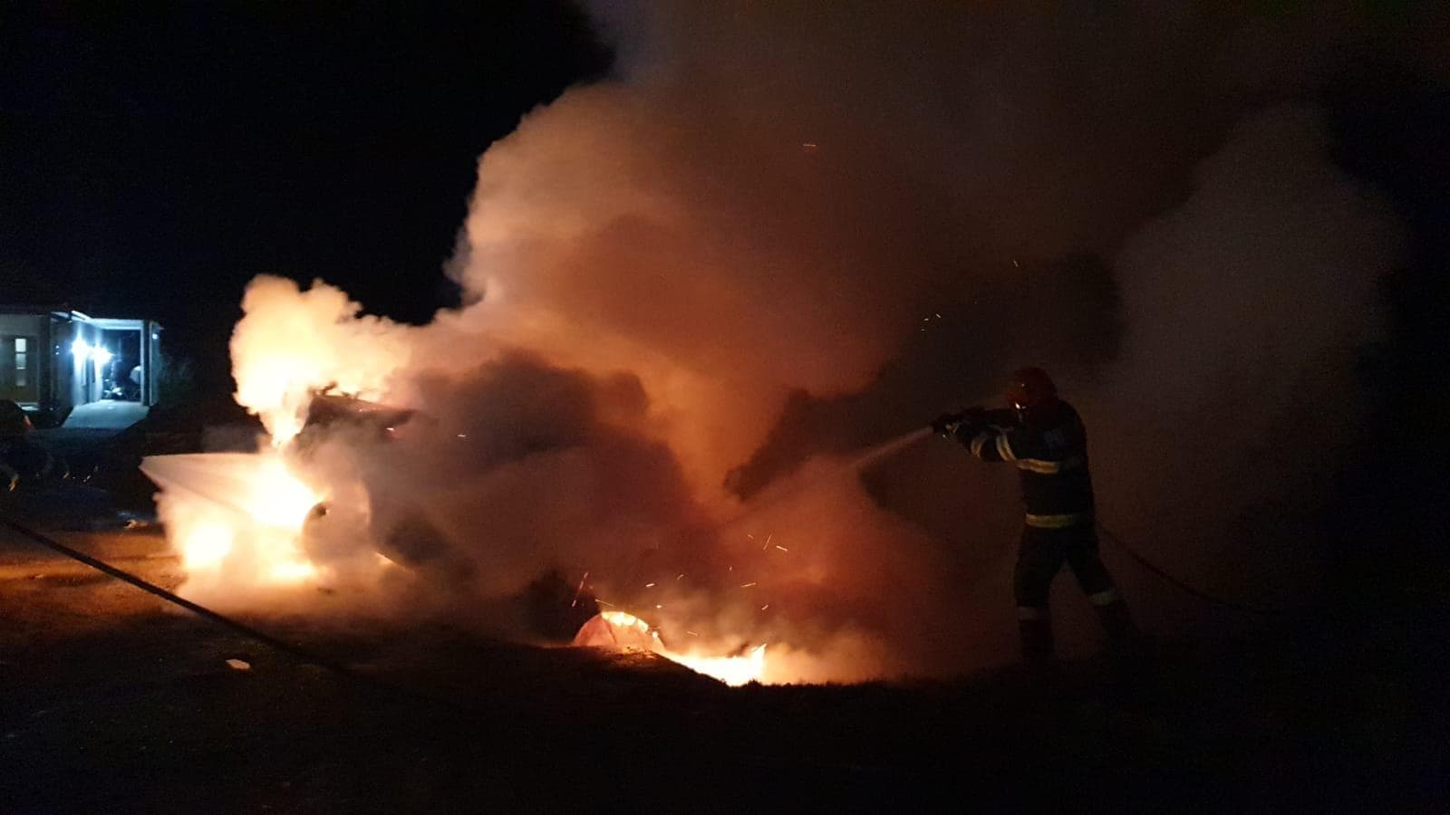 Incendiu de proporții la Carei. Pompierii au salvat alte 2 case